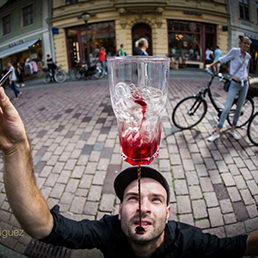 Showbarkeeper beim Teamevent Berlin mit Cocktails Showbarkeeper und Löffel Trick beim Teamevent Berlin