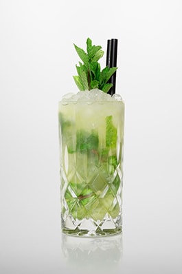 Mojito Mojito Cocktail: Weißer Rum, Brauner Rohrzucker, Frischer Limettensaft, Minzblätter, Sprudelwasser.