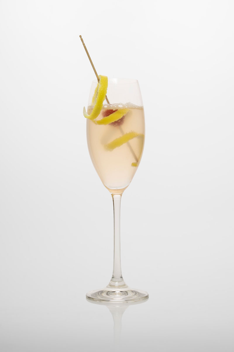 French 75 French 75: Gin, Triple sec, Zitronensaft, Zitronenschale, Kirsche