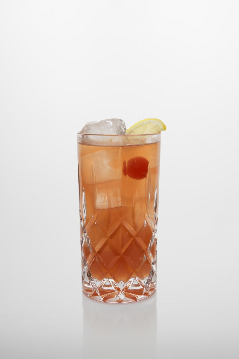 Singapore Sling Singapore Sling Cocktail: Gin, Kirschlikör, frischer Zitronensaft, Zuckersirup, Angostura, Sprudelwasser.