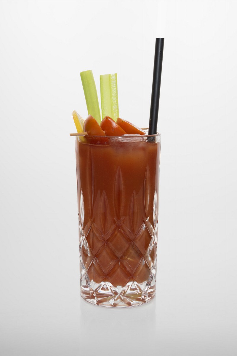 Bloody Mary Bloody Mary: Vodka, Tomatensaft, Zitronensaft, Worcestershiresauce, Worcestershiresauce, Selleriesalz, Pfeffer
