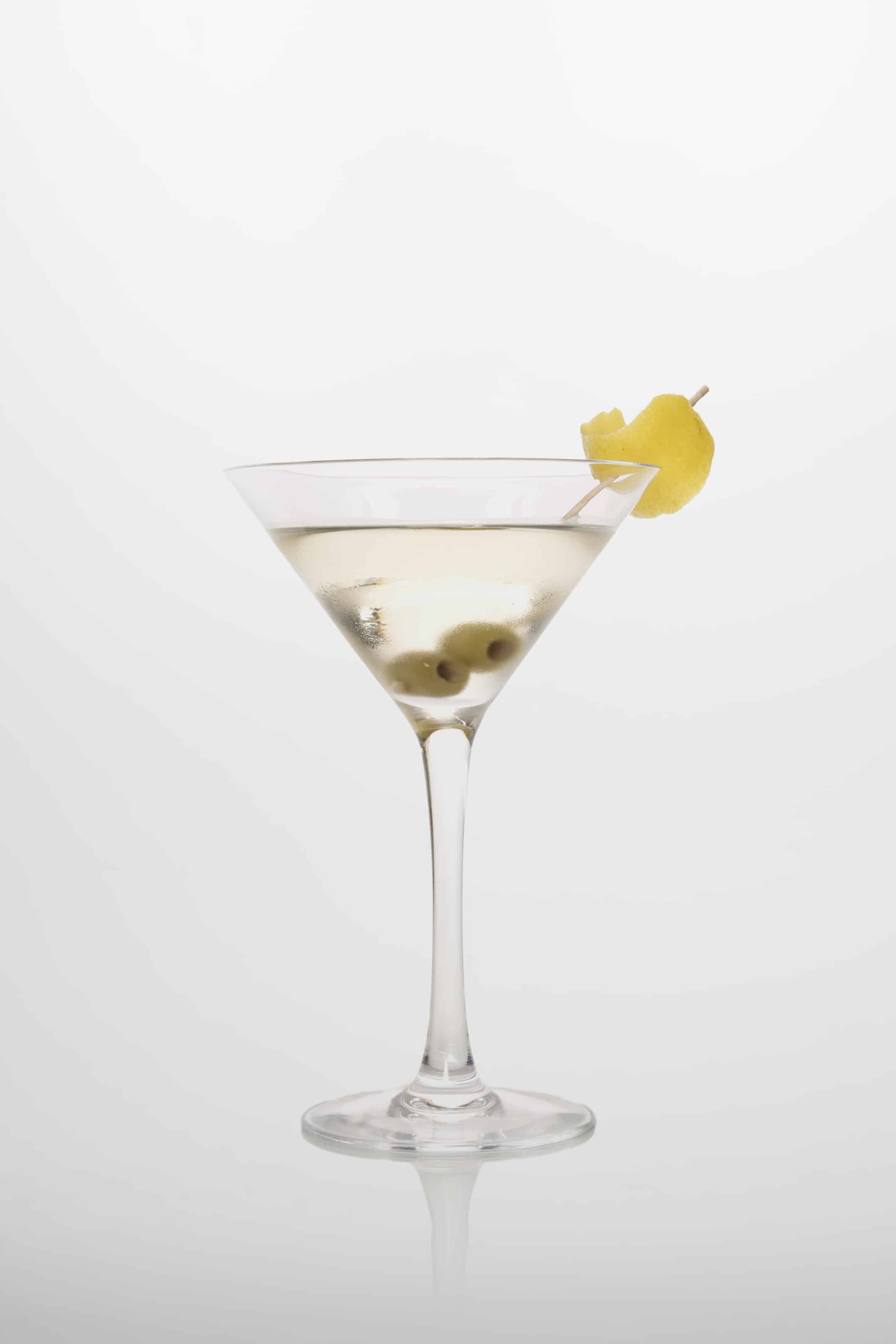 Martini Cocktail Martini Cocktail: Gin, weißer Wermut, Zitronenschale oder Olive.