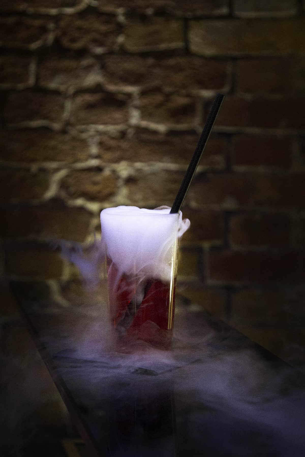 Smoky Cosmo Rezeptur Smoky Cosmo: Vodka, Triple sec, frischer Limettensaft, Cranberrysaft, Trockeneis