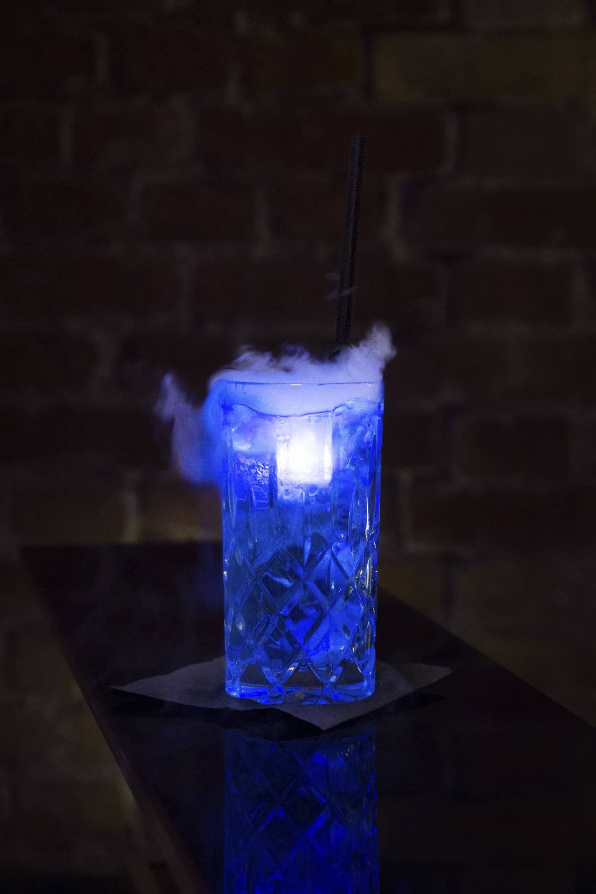 Blue Electric Rezeptur Blue Electric Vodkam Blue Curacao, Tonic Wasser, Trockeneis, LED Eiswürfel