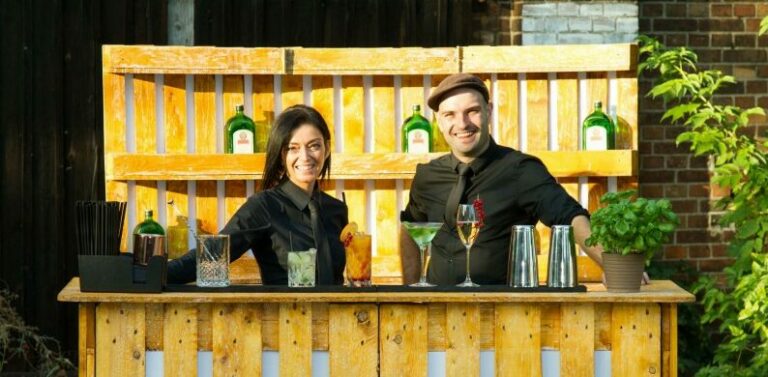 Barkeeper Jobs in Berlin: Zwei Barkeeper hinter dem Tresen in Berlin.