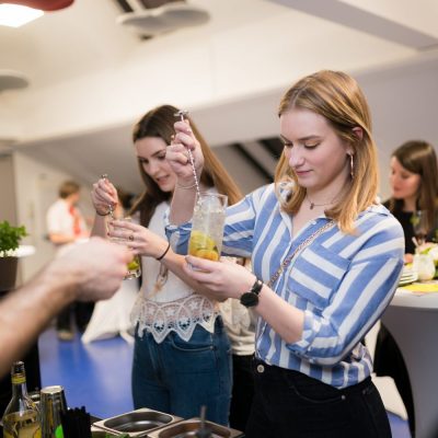 Teambuilding bei einem Cocktailkurs in Berlin