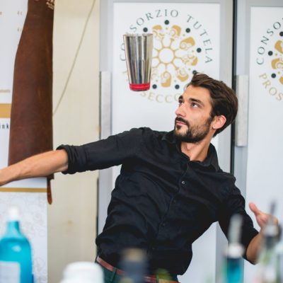 Ein Showbarkeeper von FLAIRLAB bei einem Cocktailkurs in Berlin